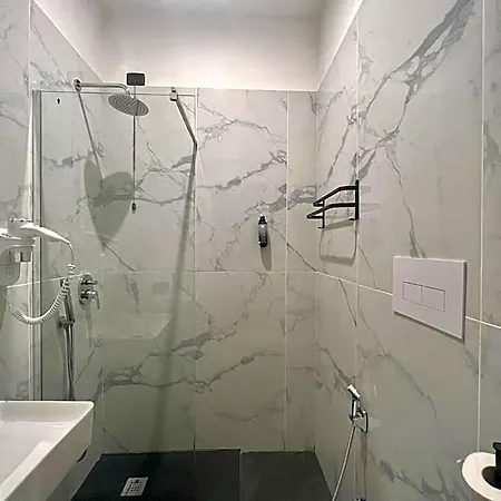 Hotel Sara 2*